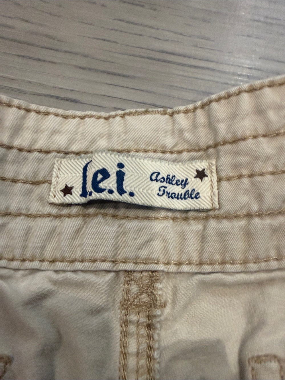 lei Cream Low-Rise Button Pocket Jean Shorts - Picture 3 of 4